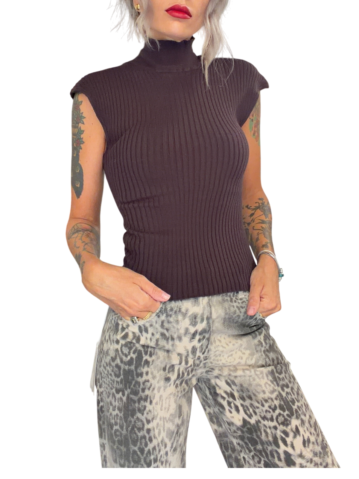 Modella indossa smanicato in maglia a coste color moro con collo alto Blaze Shop in un negozio di abbigliamento