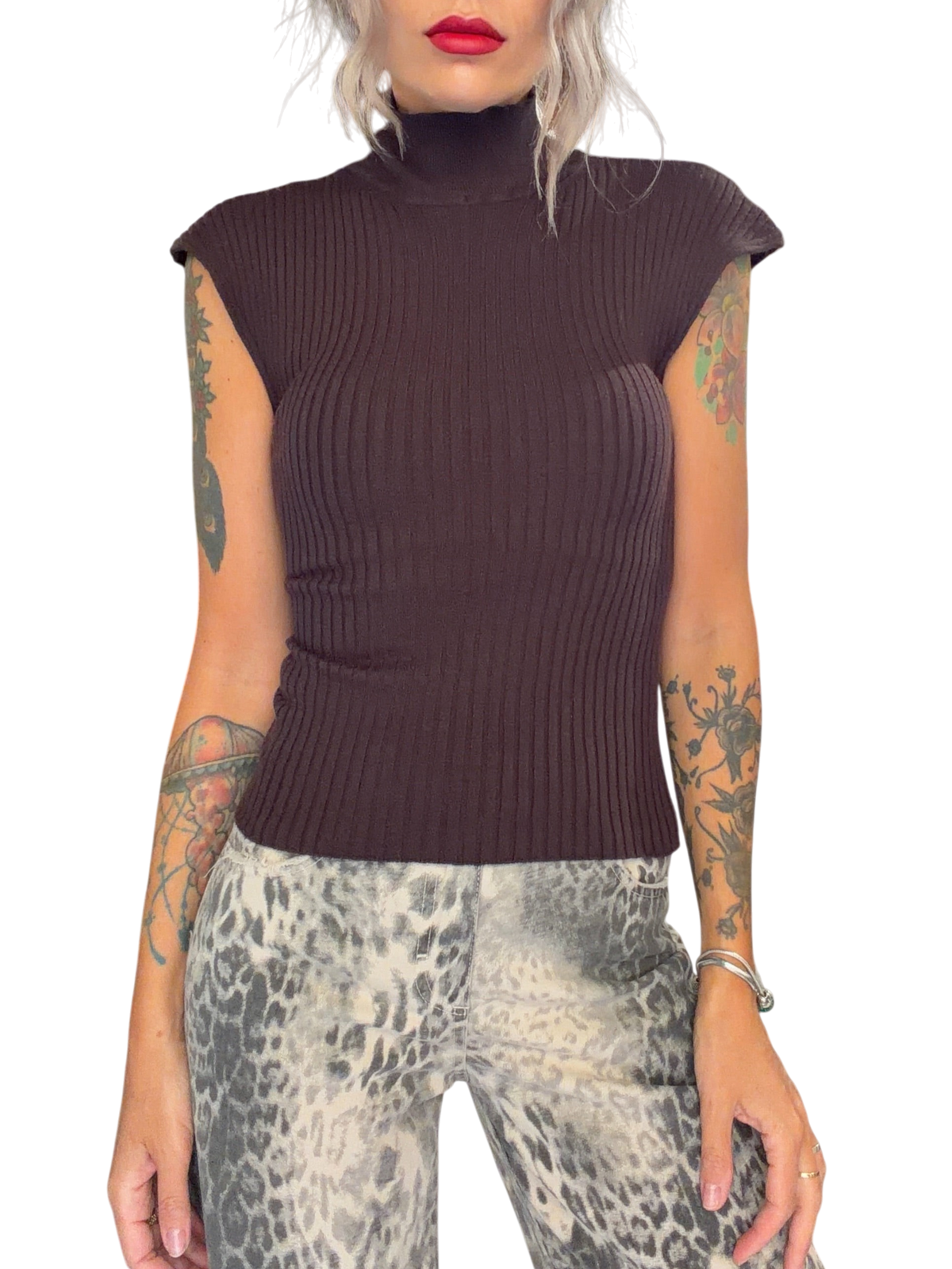 Modella indossa smanicato in maglia a coste color moro Blaze Shop con collo alto in un negozio di abbigliamento