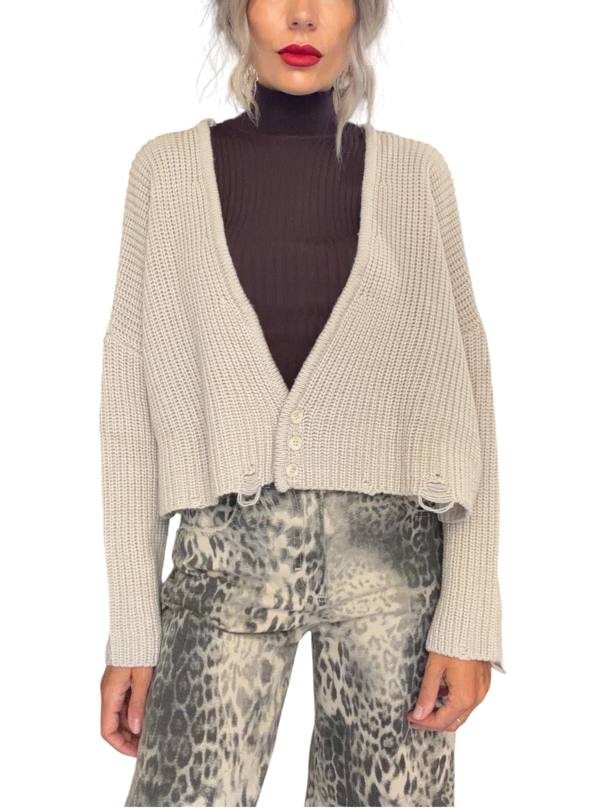Cardigan over Blaze Shop color avena in lana con scollo a V, bottoni frontali e fondo sfrangiato indossato