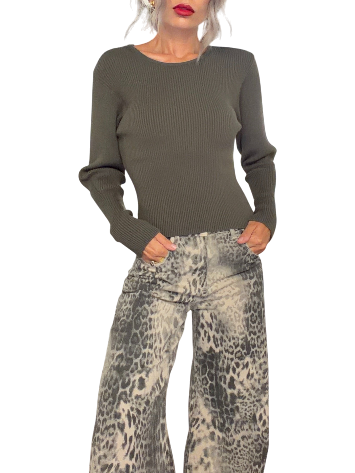 Modella indossa maglia a coste slim fit verde loden Blaze Shop con girocollo e maniche lunghe in un negozio di moda