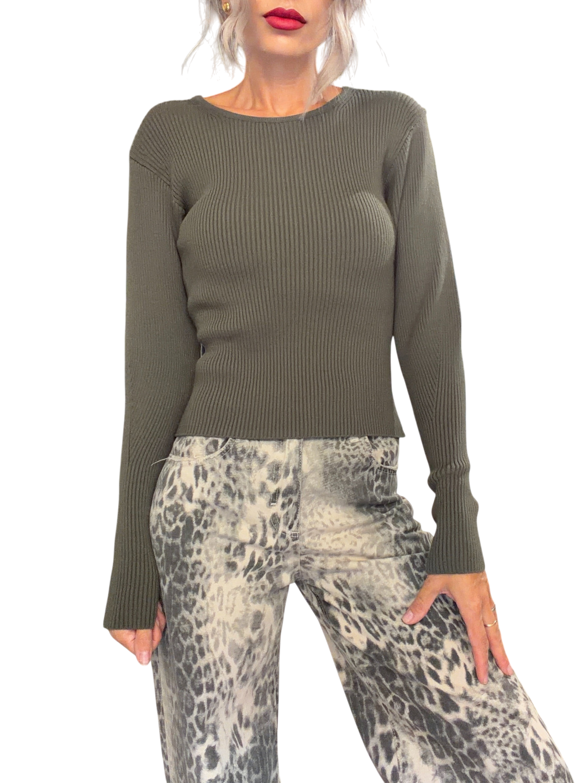 Maglia a coste slim fit verde loden Blaze Shop indossata da una donna con girocollo e maniche lunghe