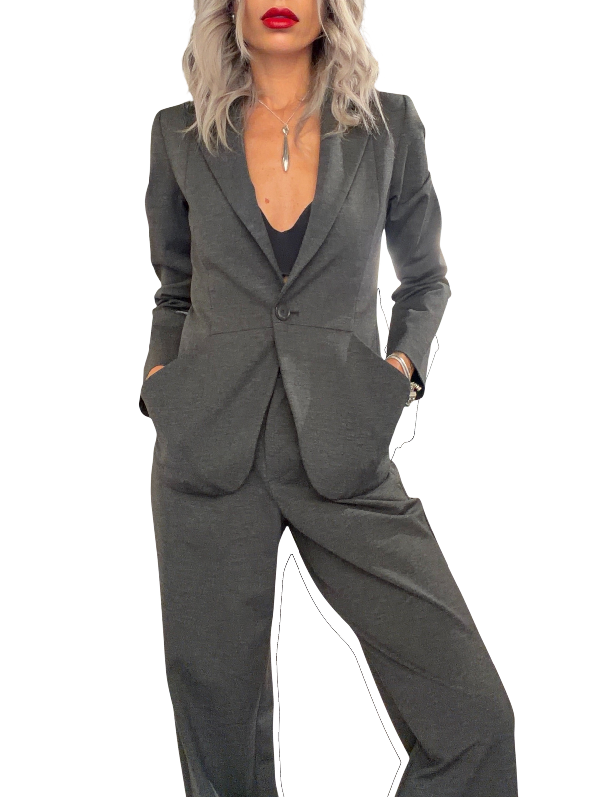 Modella indossa giacca monopetto grigia Blaze Shop con pantaloni coordinati in un negozio di abbigliamento