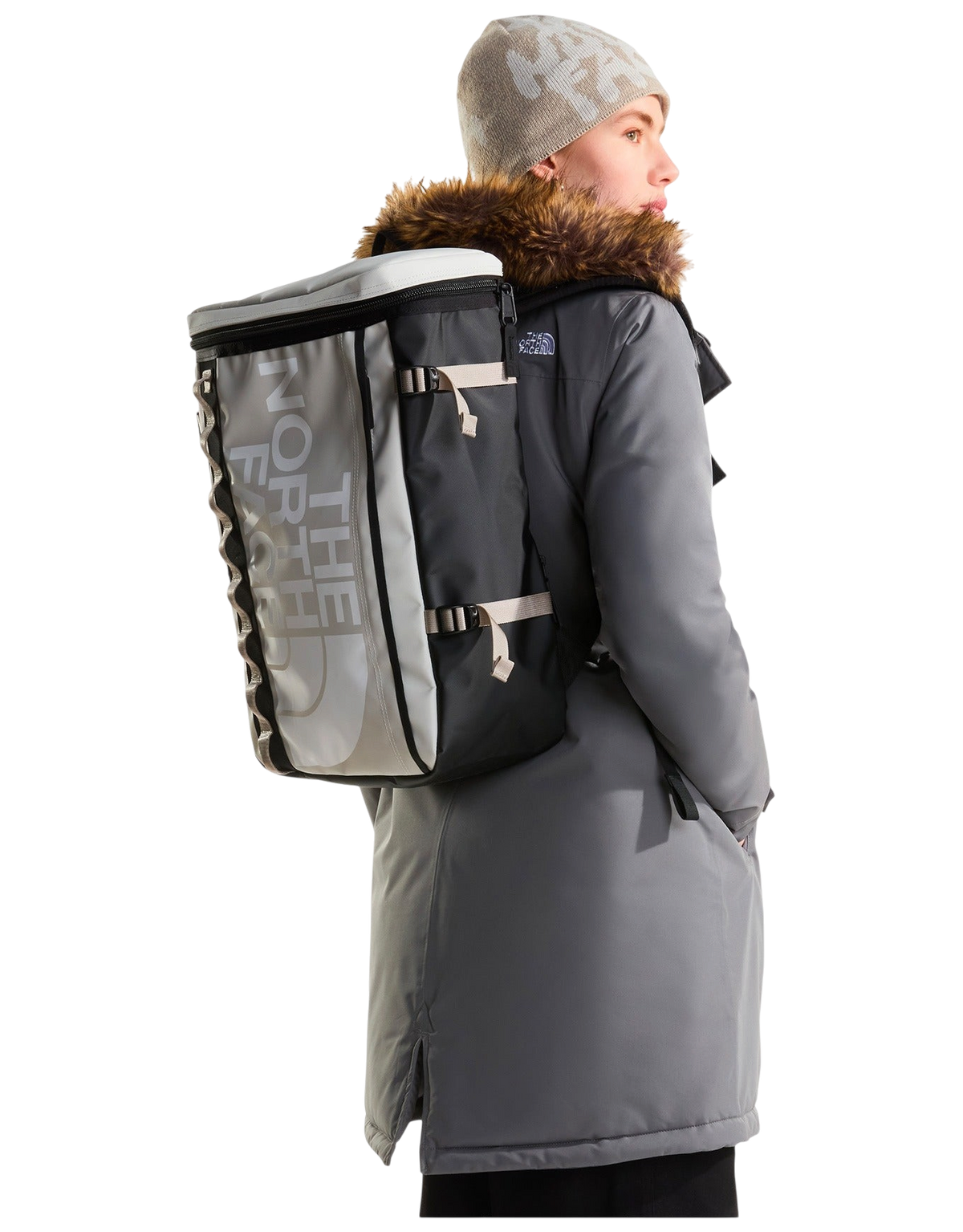 Modella indossa lo zaino Blaze Shop THE NORTH FACE Base Camp Fuse Box grigio e nero con logo grande sul lato
