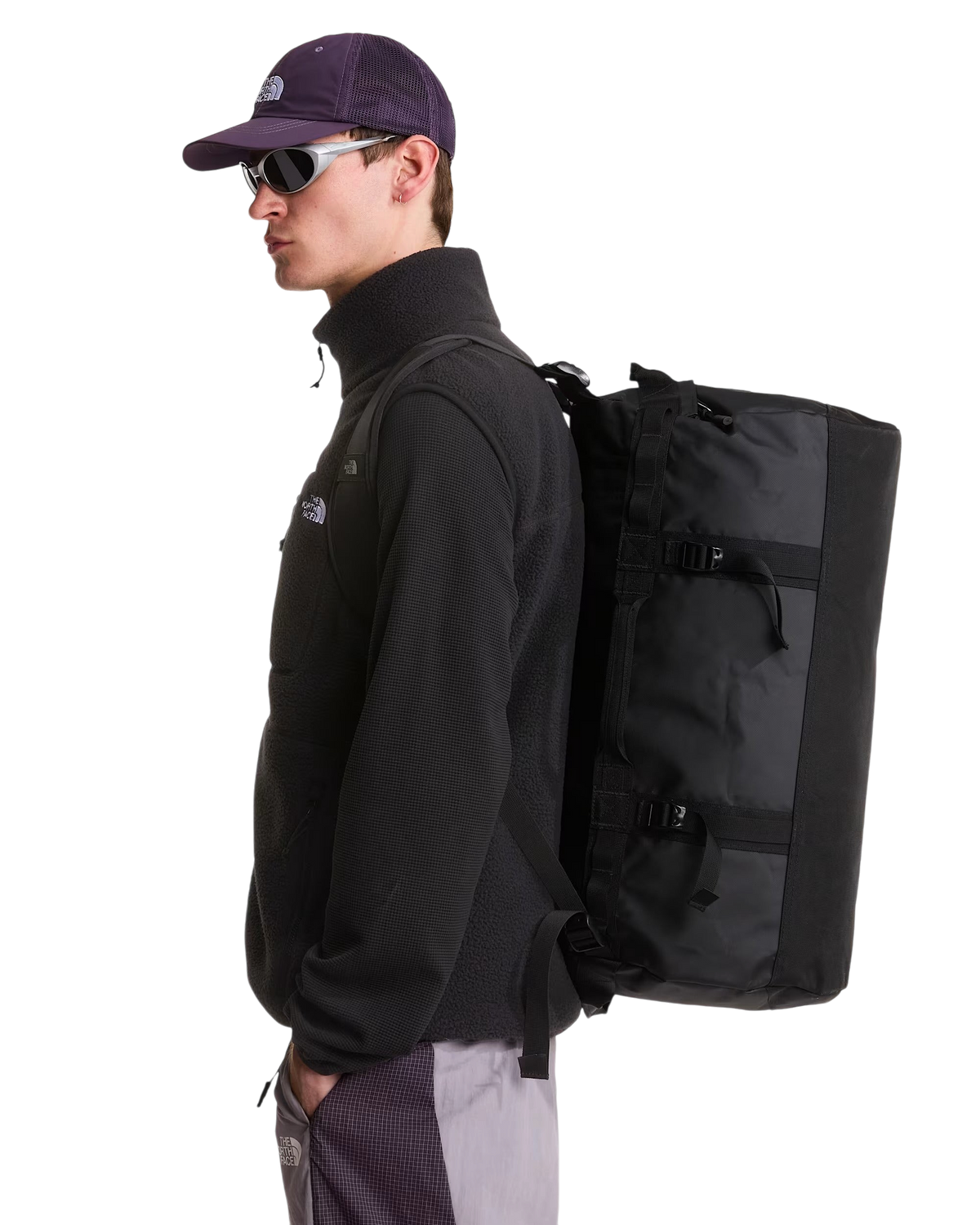 Modello indossa il borsone Blaze Shop The North Face Base Camp Duffel 50L nero come zaino su sfondo bianco