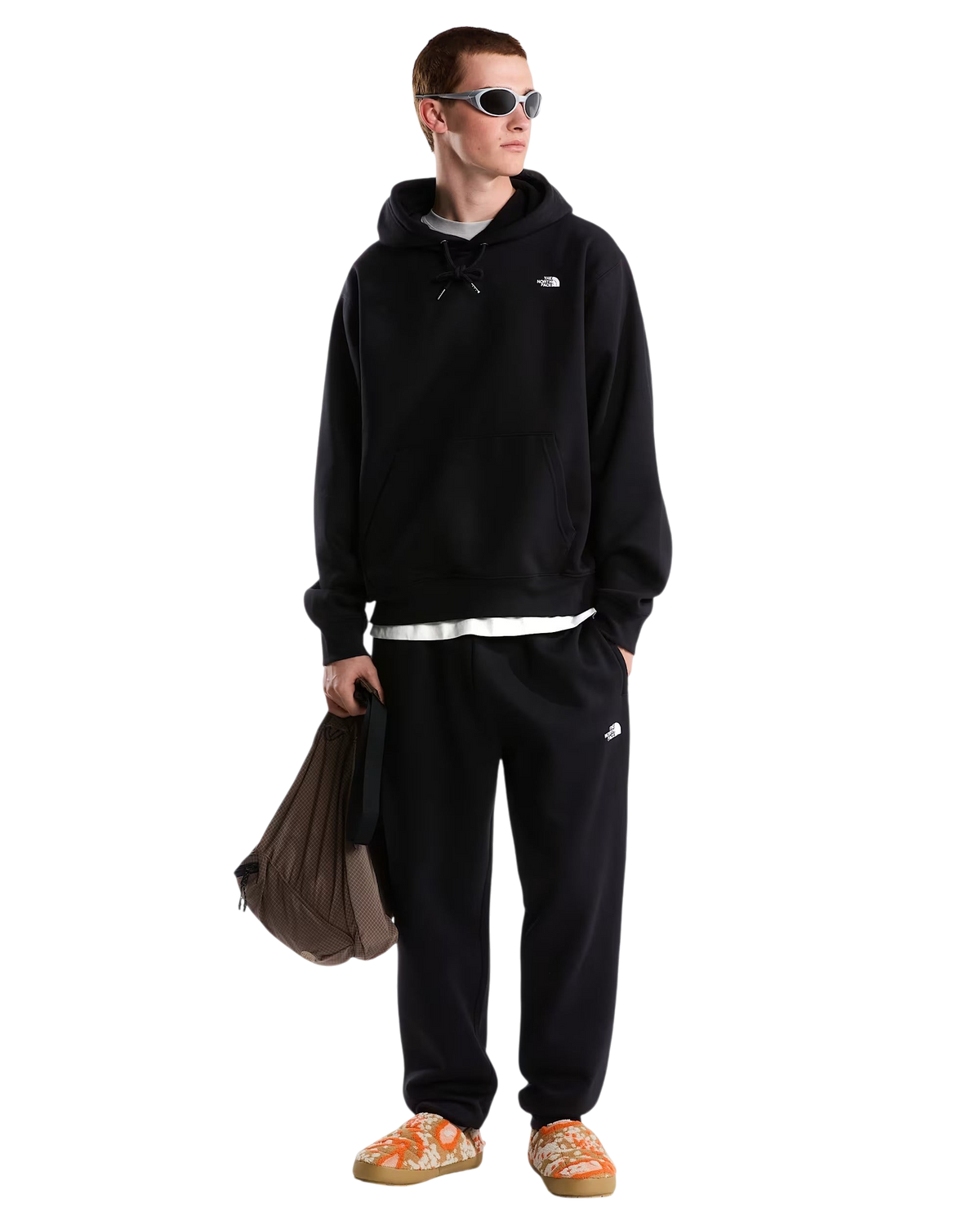 Modello Blaze Shop indossa felpa con cappuccio nera The North Face Essential con logo ricamato e tasca a marsupio