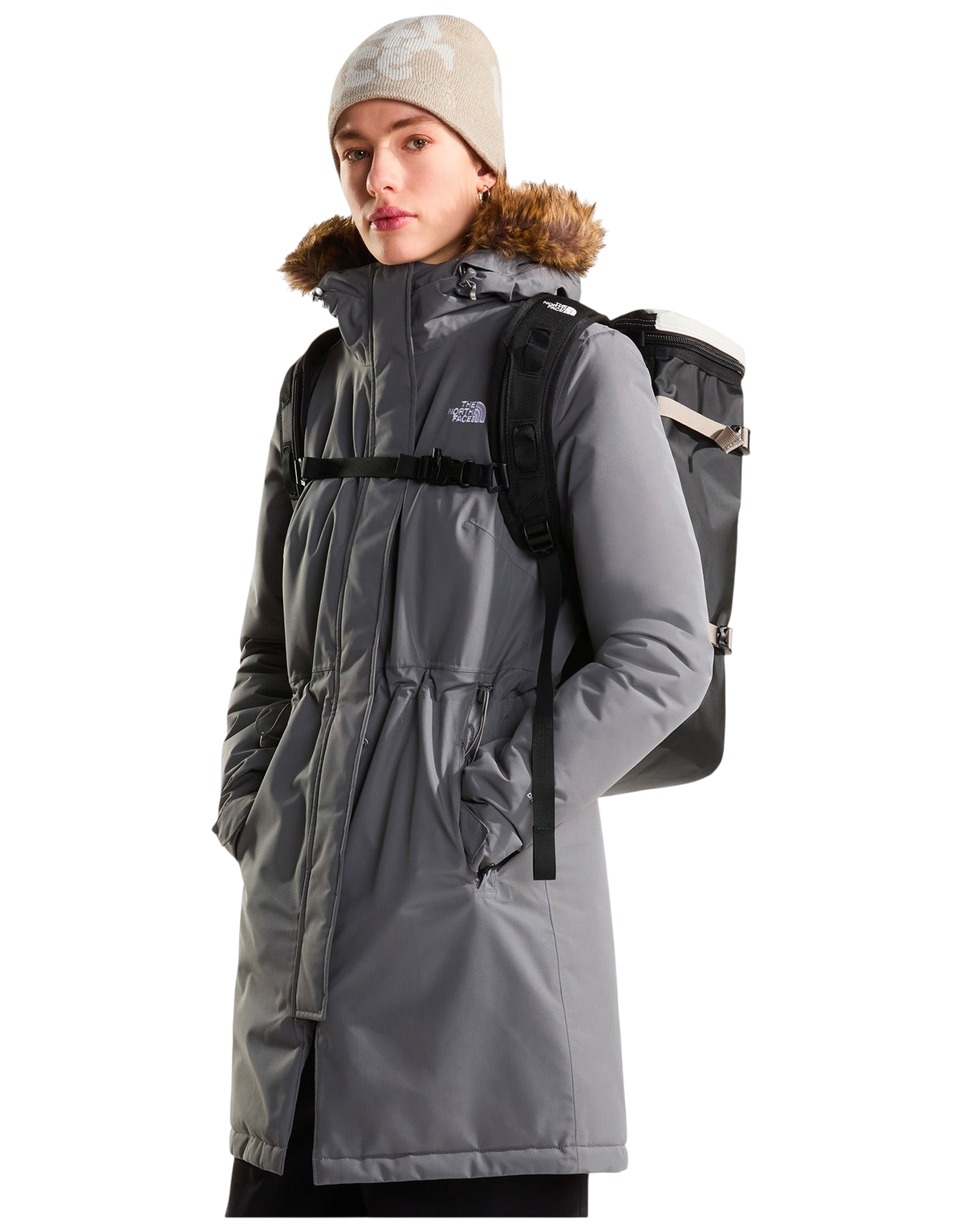 Modella indossa zaino Blaze Shop The North Face Base Camp Fuse Box nero e grigio con parka invernale