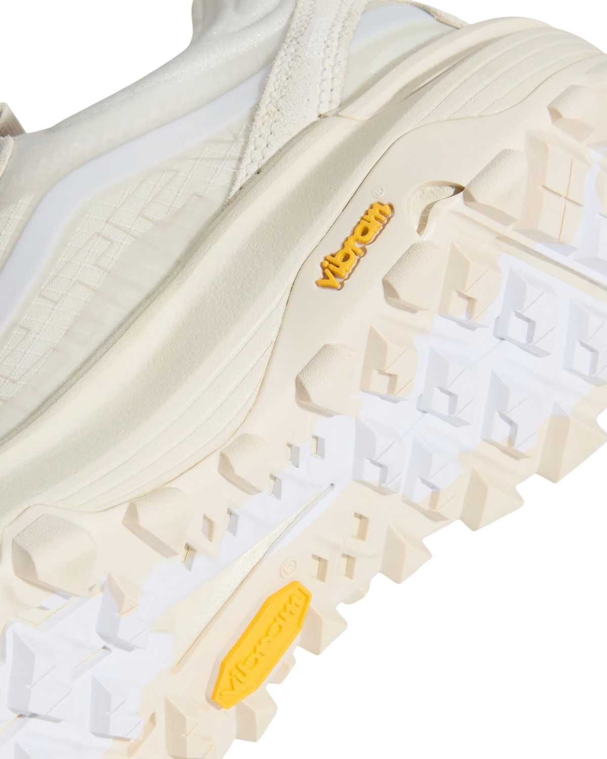 Dettaglio della suola Vibram bianca e crema delle sneaker Blaze Shop VANS CROSSPATH XC Gore-tex MTE