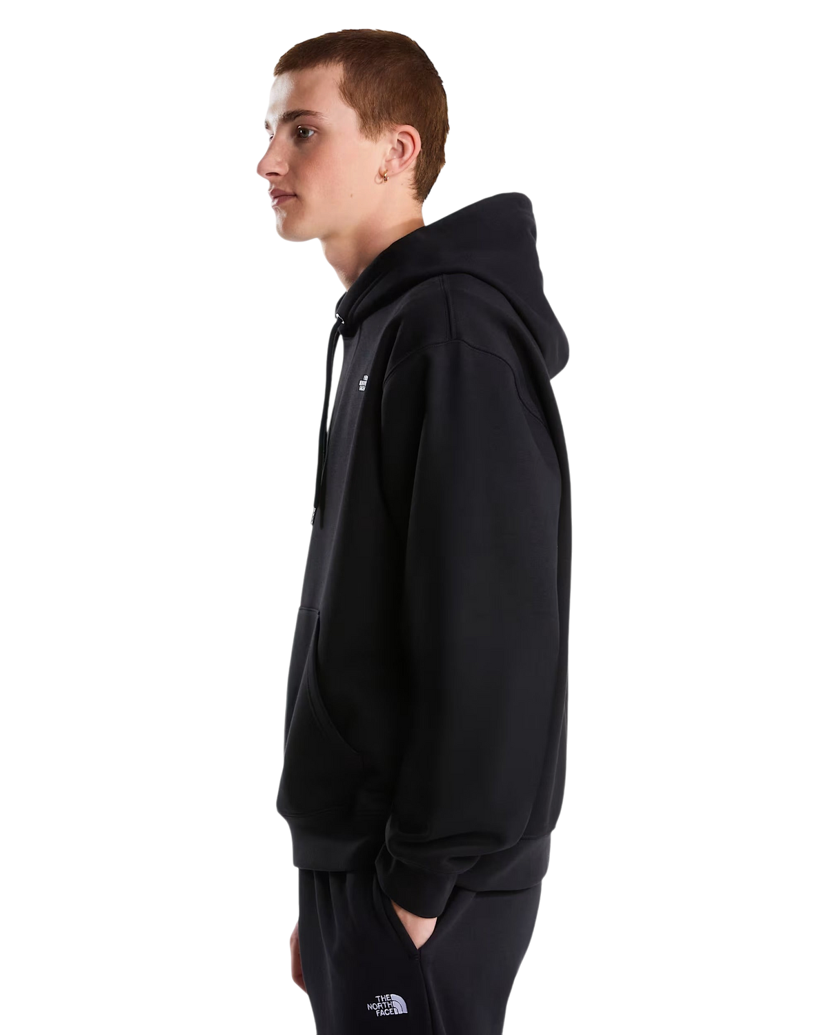 Modello di profilo indossa felpa con cappuccio Blaze Shop The North Face nera in misto cotone con logo ricamato