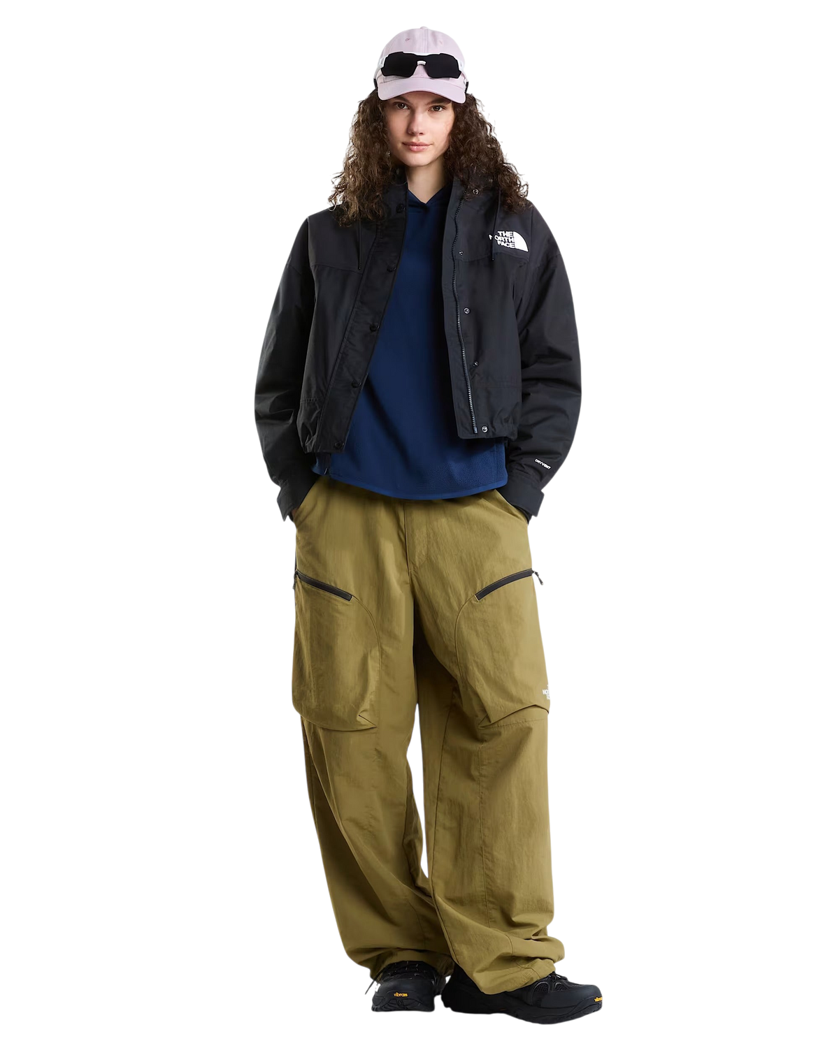Modella Blaze Shop indossa scarpe da escursionismo The North Face Hedgehog nere con suola Vibram e dettagli in TPU