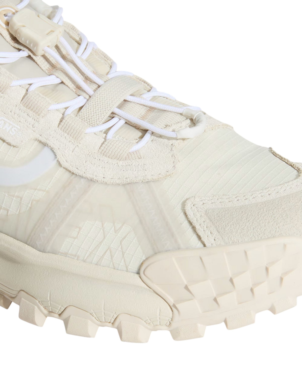 Dettaglio della sneaker Blaze Shop Vans Crosspath XC Gore-Tex bianca con sistema di allacciatura rapida e suola Vibram