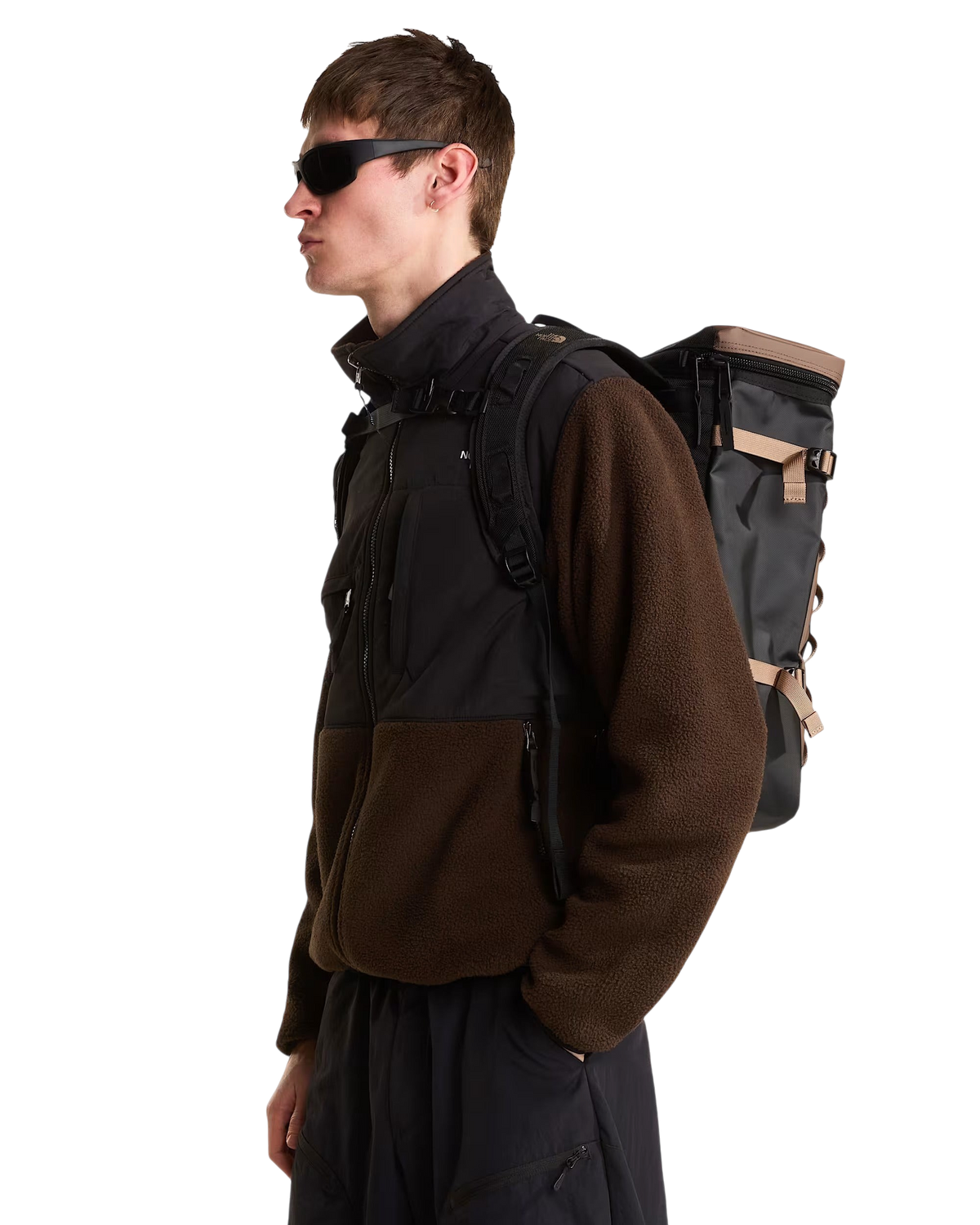Modello indossa zaino Blaze Shop The North Face Base Camp Fuse Box marrone e nero con design squadrato e spallacci
