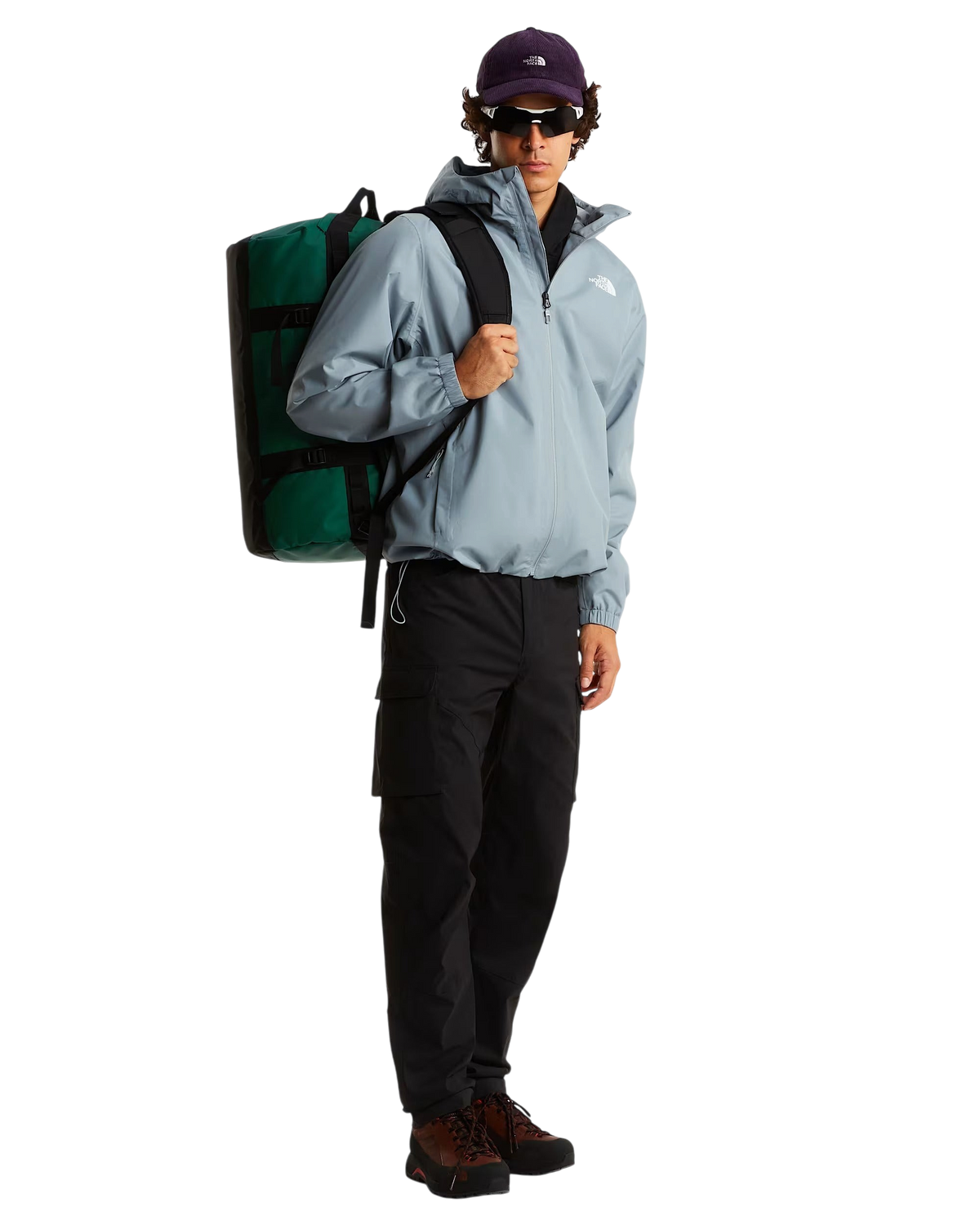 Modello indossa il borsone Blaze Shop The North Face Base Camp Duffel 50L verde e nero come zaino su sfondo bianco