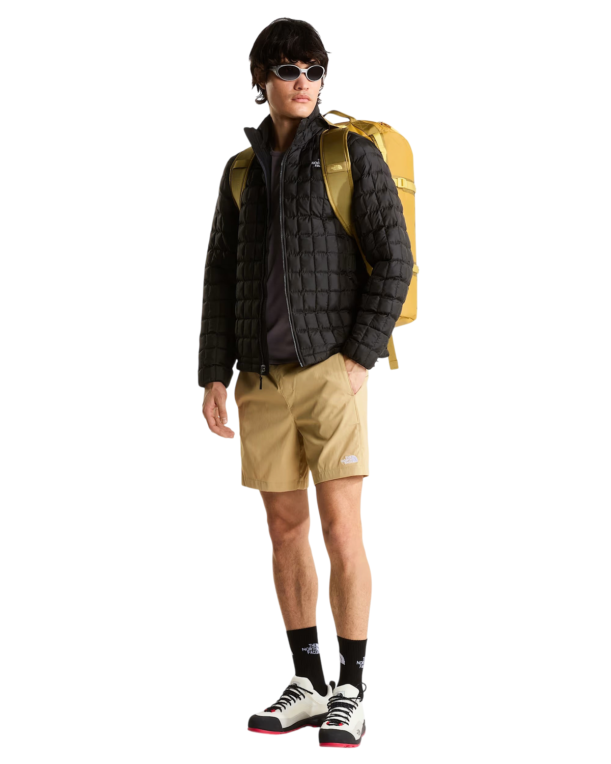 Modello indossa il borsone Blaze Shop THE NORTH FACE Base Camp Duffel 50L color sabbia dorata come zaino