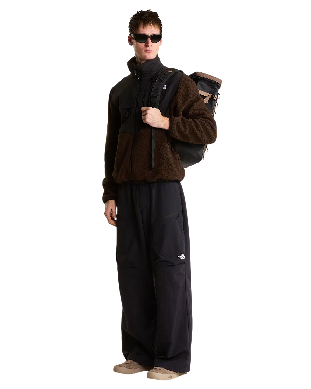 Modello Blaze Shop indossa zaino The North Face Base Camp Fuse Box marrone e nero con giacca in pile e pantaloni
