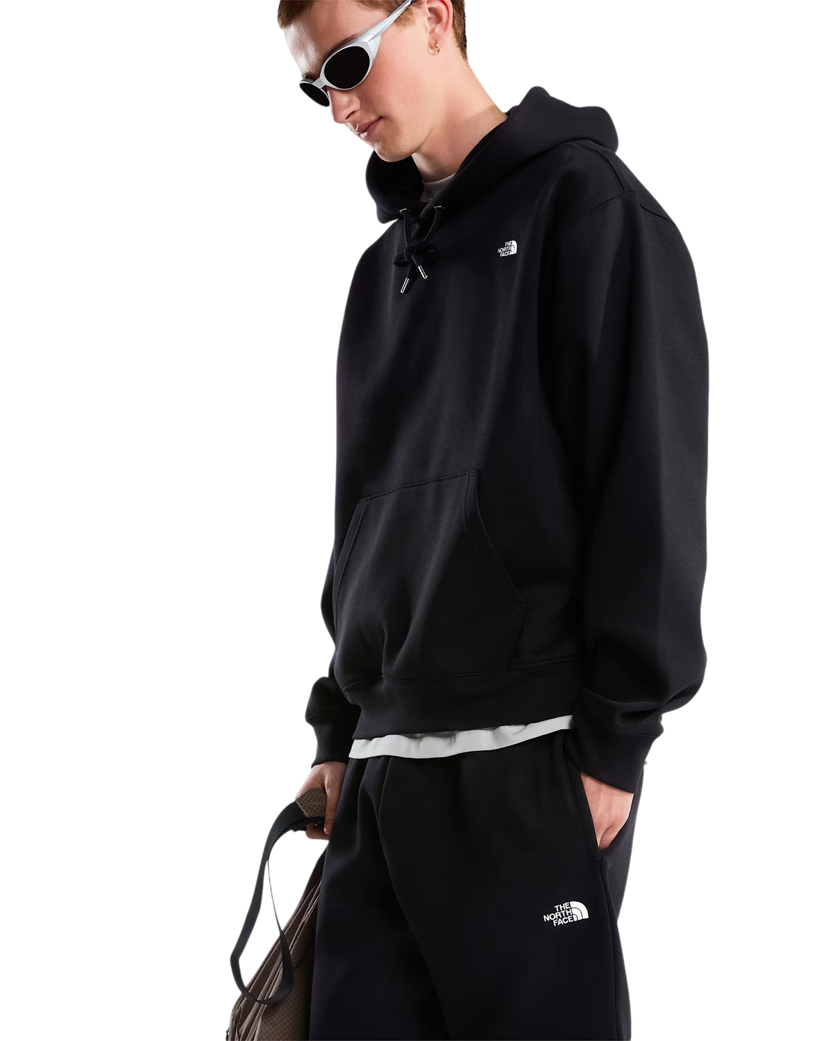 Modello indossa felpa con cappuccio Blaze Shop The North Face nera in misto cotone con logo ricamato e tasca a marsupio