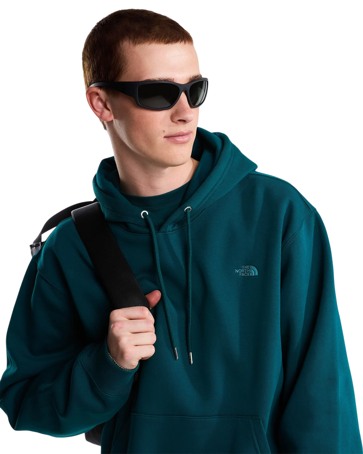 Modello indossa felpa con cappuccio Blaze Shop The North Face in misto cotone color verde petrolio con logo ricamato