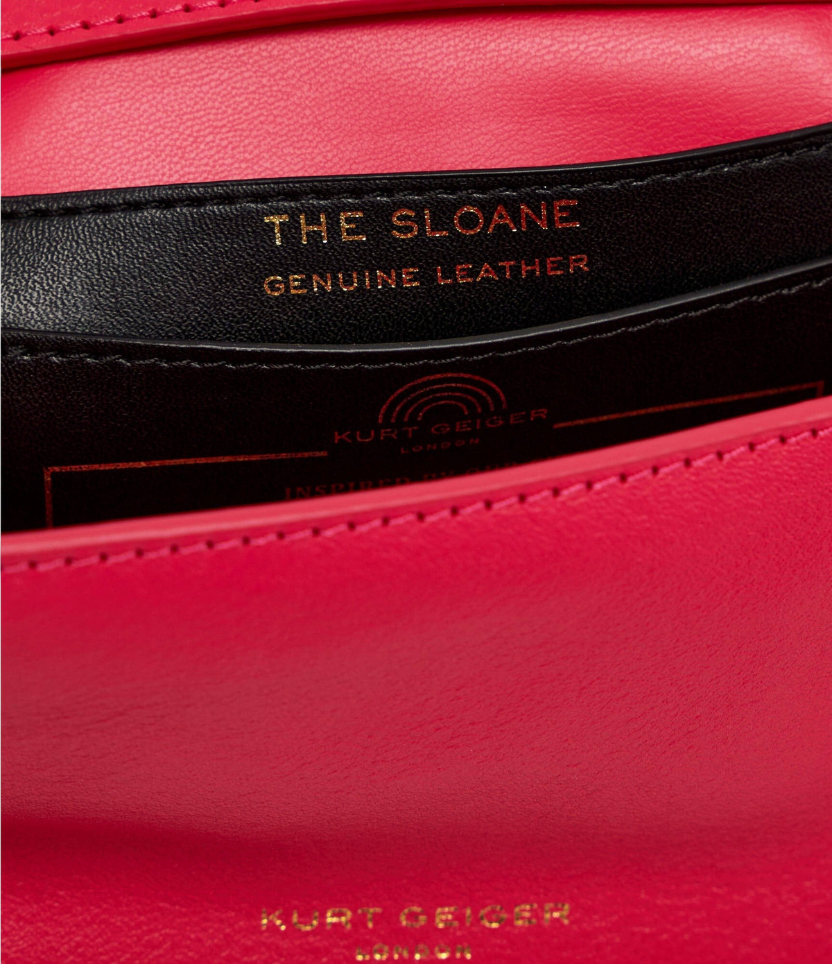 Dettaglio interno della borsa Blaze Shop Kurt Geiger Sloane Soft in pelle fucsia con logo impresso