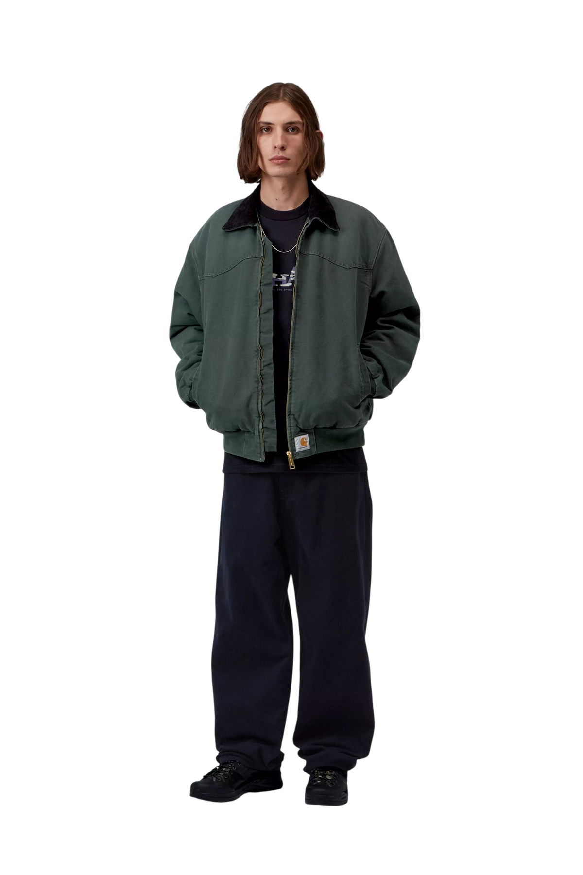Modello indossa giacca Carhartt WIP OG Santa Fe in tela di cotone verde scuro con colletto in velluto a coste nero