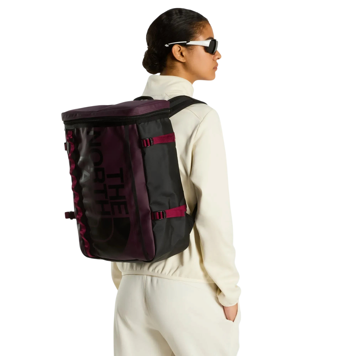 Modella indossa lo zaino Blaze Shop The North Face Base Camp Fuse Box bordeaux e nero con design squadrato urbano