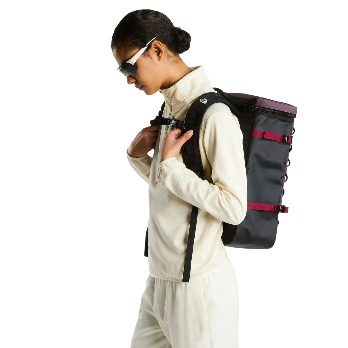 Modella indossa lo zaino Blaze Shop The North Face Base Camp Fuse Box bordeaux e nero in stile urbano squadrato