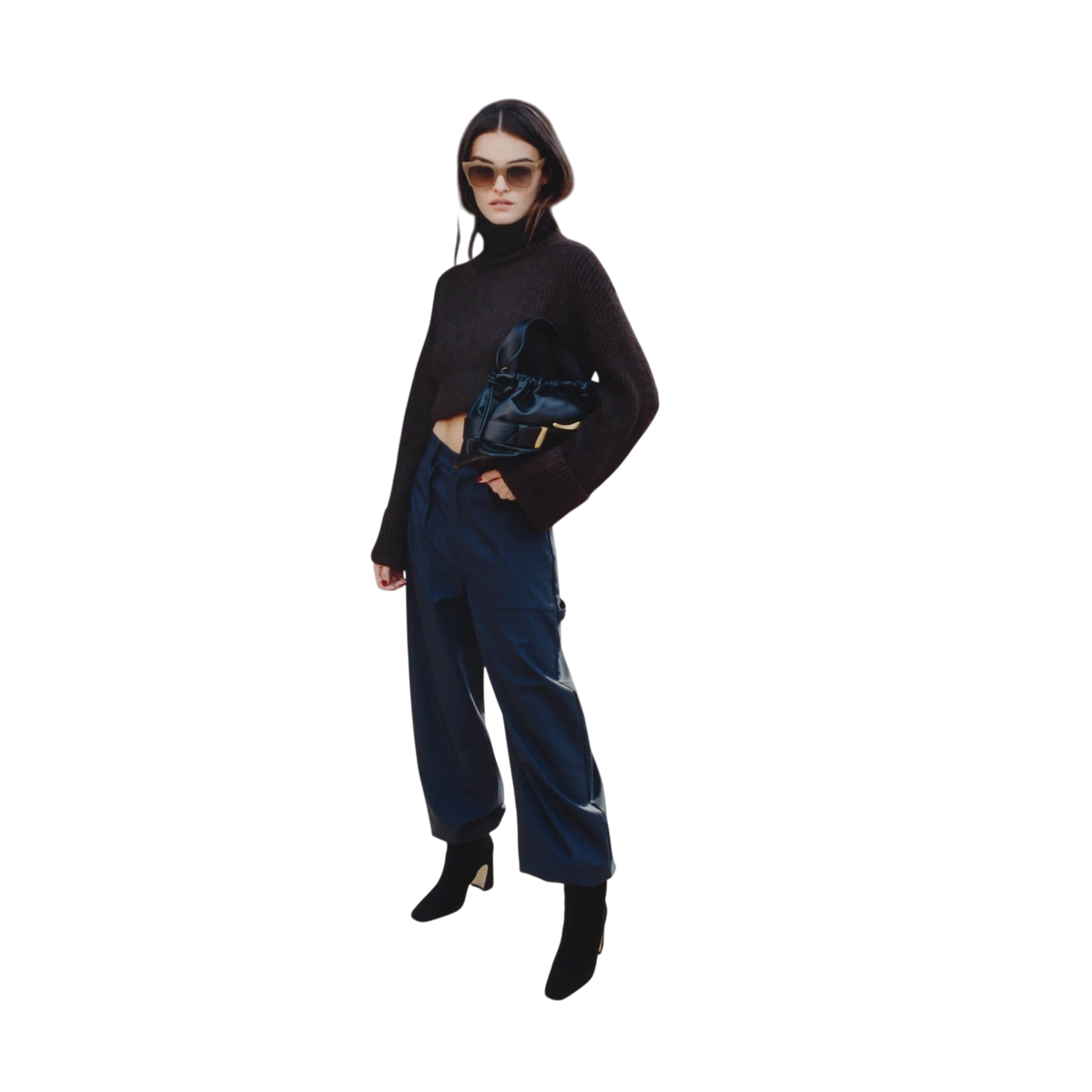 Modella indossa stivaletti Blaze Shop STEVE MADDEN Flares in pelle scamosciata nera con tacco da 8,5 cm