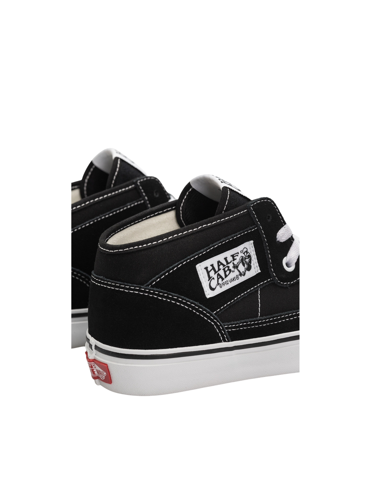Dettaglio posteriore delle sneakers Blaze Shop Vans Half Cab Decon in suede e canvas nero con etichetta iconica
