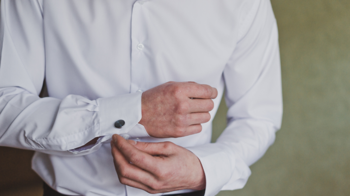 Uomo con camicia bianca