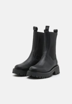 STEVE MADDEN